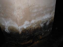 ventillatiegat onderaan tegen de vloer van de bunker